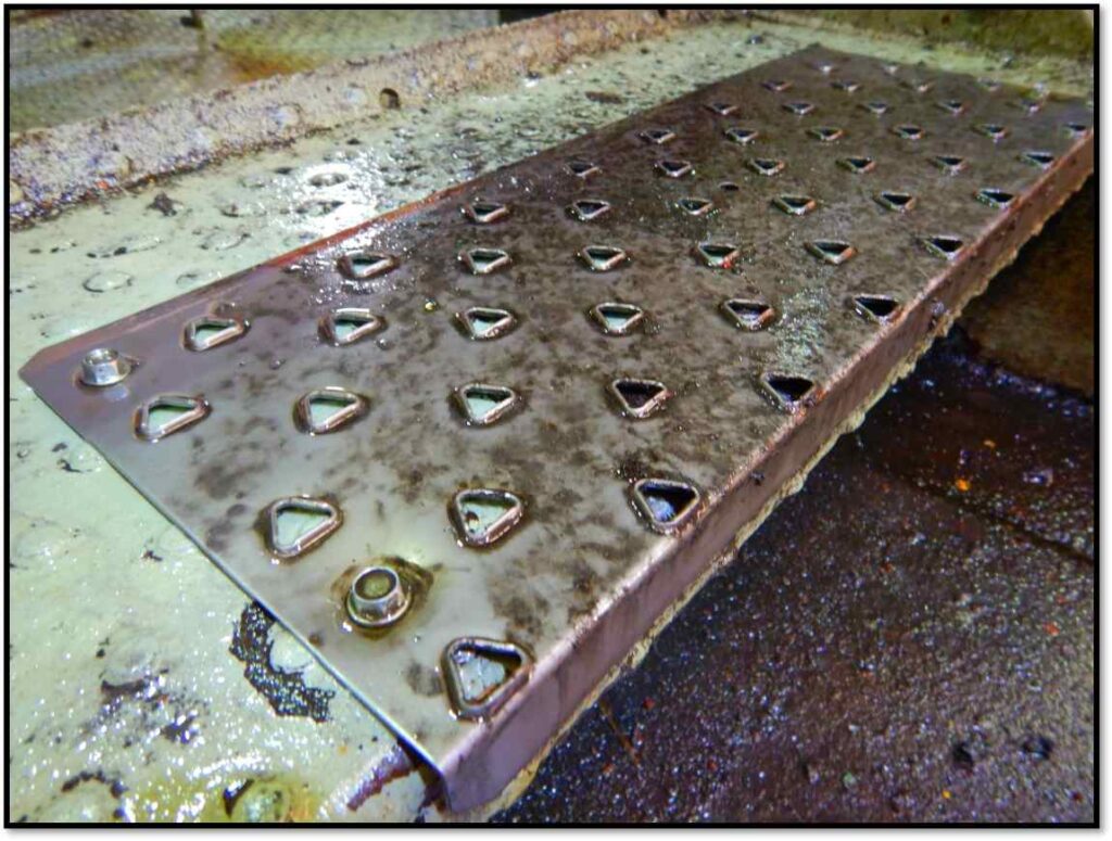 三角グリップ階段滑り止め